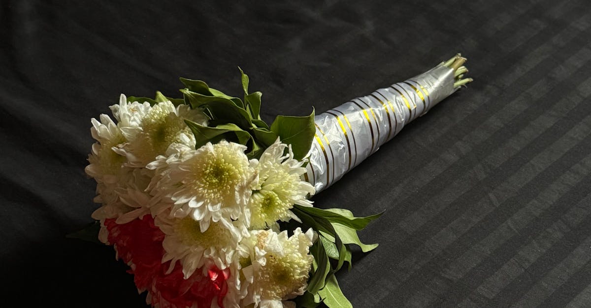 How to Incorporate Local Flowers in Your Floral Installations